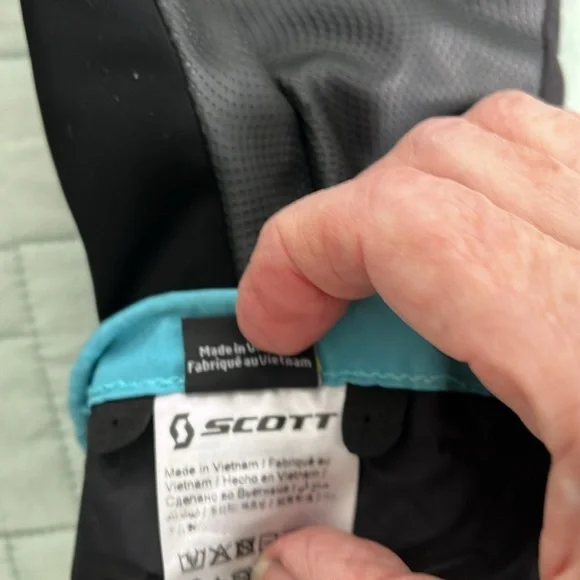 Ski/snowboard gloves. Fit kids M/L . Very good condition. Blue with black palms - Picture 4 of 4